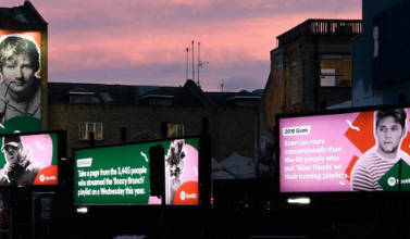 Londres : les écrans dans la rue touchent 94% de la population chaque semaine.