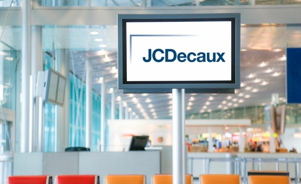 écran installé dans un aéroport affichant le logo JCDecaux
