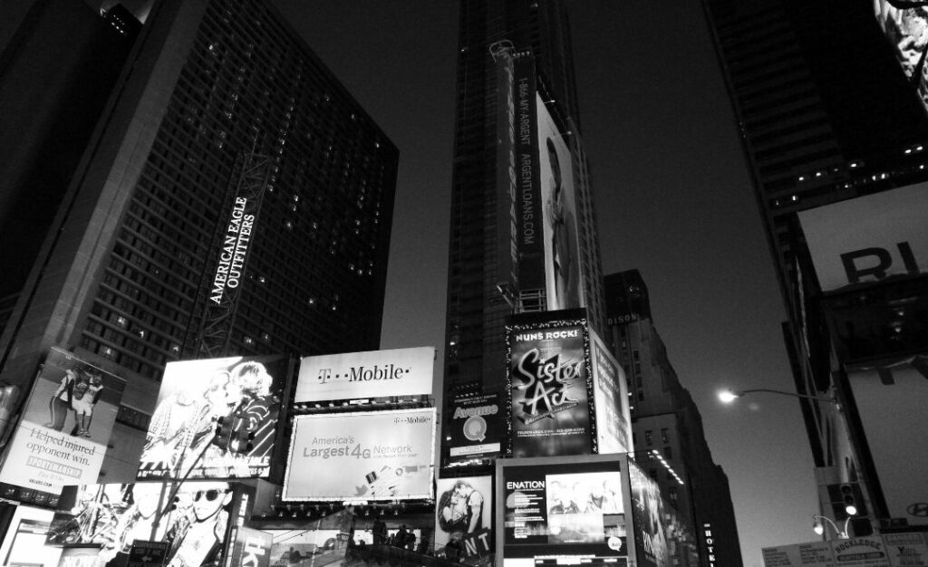 photo en noir et blanc d'une rue aux Etats-Unis