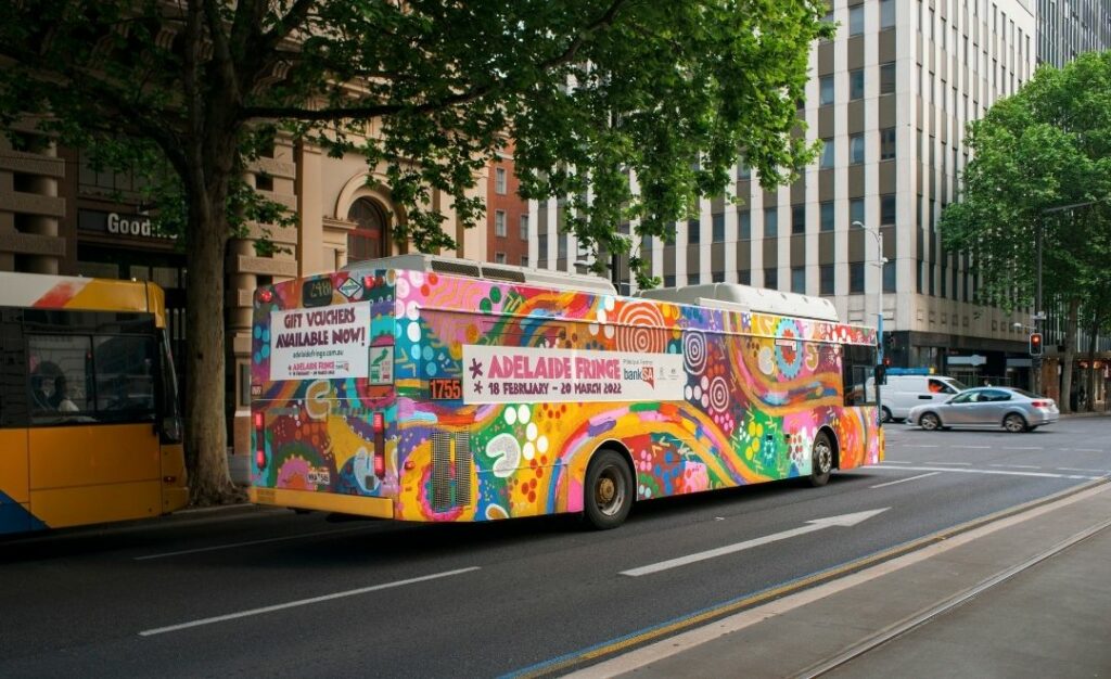 Bus décoré avec de la publicité