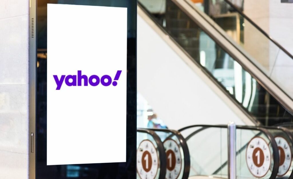 écran dans centre commercial avec logo Yahoo
