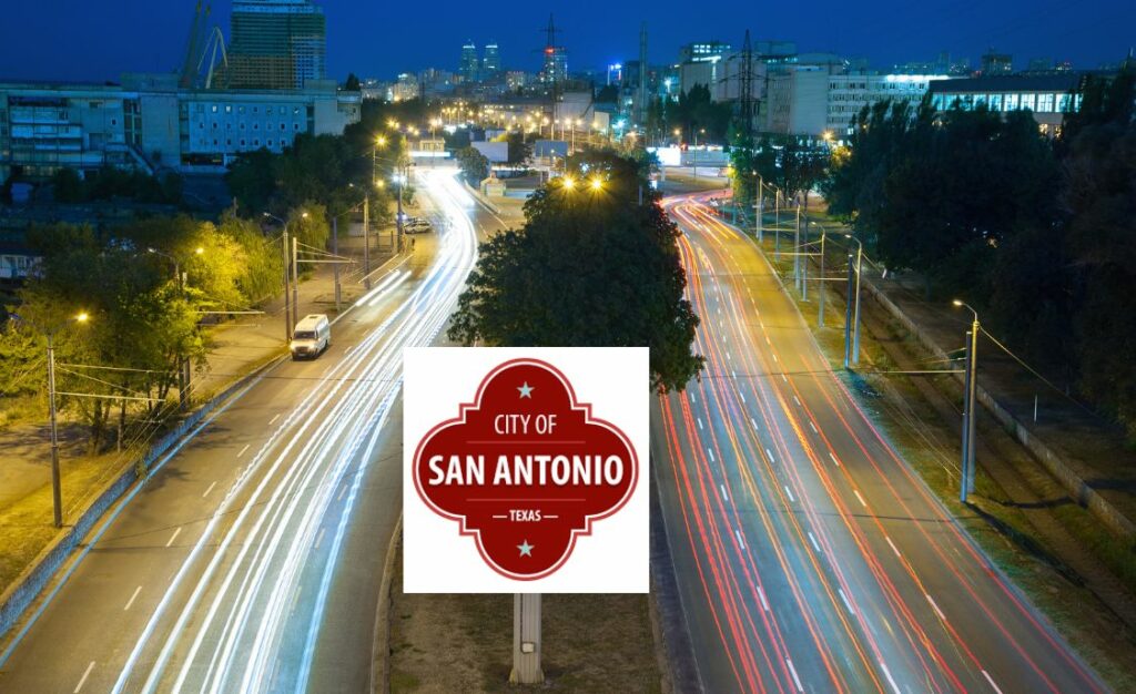 Panneau publicitaire entre 2 routes avec logo de San Antonio